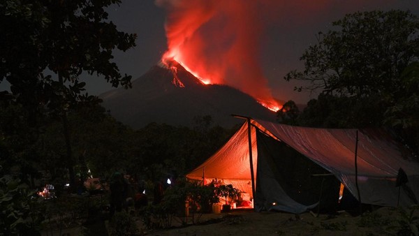 Flights to Bali cancelled after volcano spews dangerous ash cloud 9km into air